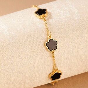 Elegant Gold and Black Clover Bracelet